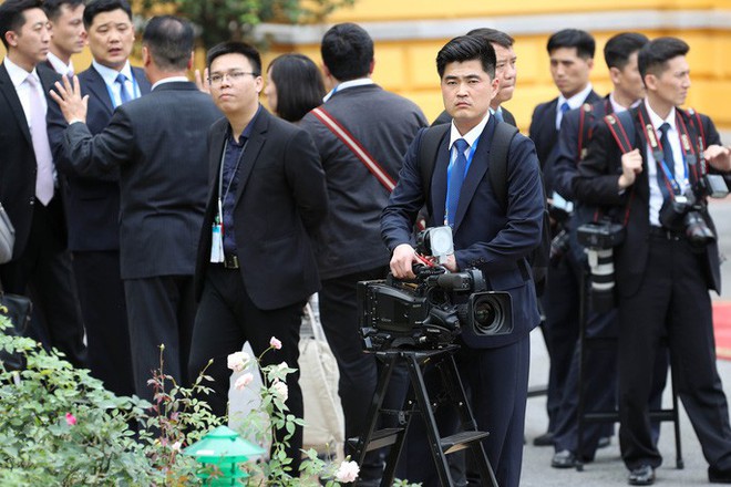 Soi đồ nghề của phóng viên Triều Tiên tháp tùng Chủ tịch Kim Jong-un - Ảnh 1.