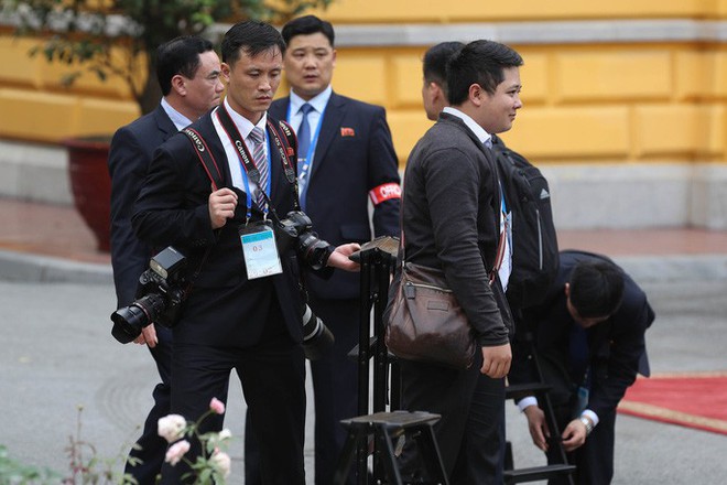 Soi đồ nghề của phóng viên Triều Tiên tháp tùng Chủ tịch Kim Jong-un - Ảnh 2.