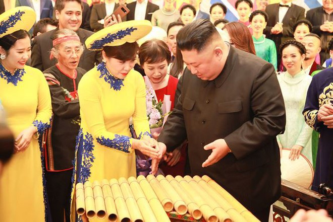 Chủ tịch Triều Tiên Kim Jong-un thích thú chơi thử đàn bầu - Ảnh 2.