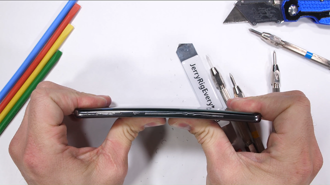 “Tra tấn” Galaxy S10: Khung viền cứng, cảm biến vân tay vẫn hoạt động khi màn hình xước - Ảnh 11.