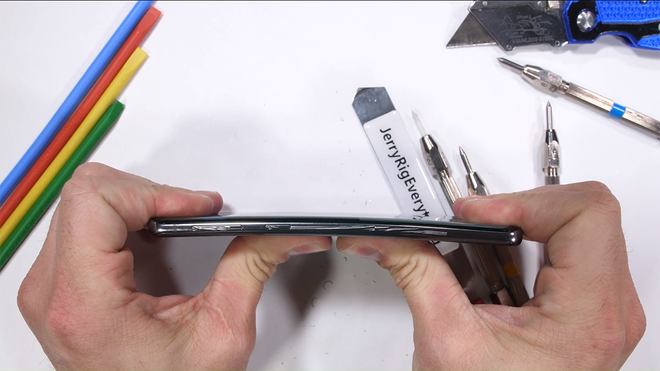 &ldquo;Tra tấn&rdquo; Galaxy S10: Khung viền cứng, cảm biến v&acirc;n tay vẫn hoạt động khi m&agrave;n h&igrave;nh xước - Ảnh 11.