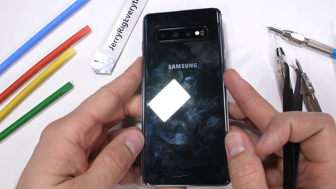 &ldquo;Tra tấn&rdquo; Galaxy S10: Khung viền cứng, cảm biến v&acirc;n tay vẫn hoạt động khi m&agrave;n h&igrave;nh xước - Ảnh 4.