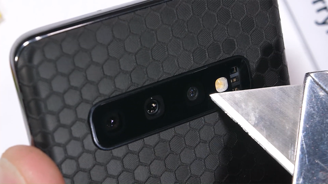 &ldquo;Tra tấn&rdquo; Galaxy S10: Khung viền cứng, cảm biến v&acirc;n tay vẫn hoạt động khi m&agrave;n h&igrave;nh xước - Ảnh 5.