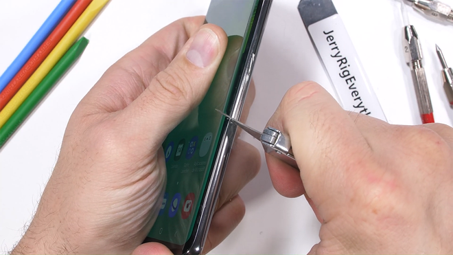 &ldquo;Tra tấn&rdquo; Galaxy S10: Khung viền cứng, cảm biến v&acirc;n tay vẫn hoạt động khi m&agrave;n h&igrave;nh xước - Ảnh 6.