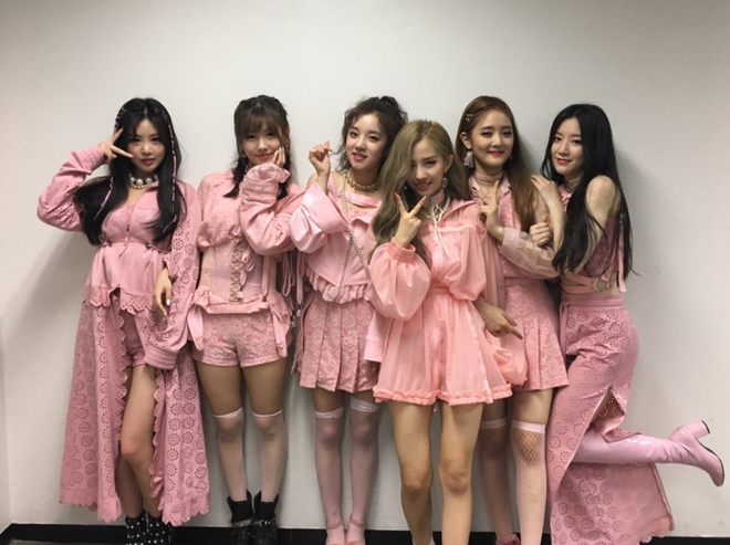 Chẳng ai ngờ 2 hit của (G)I-DLE được cover theo phong cách đối lập bản gốc nhưng vẫn bắt tai như vậy - Ảnh 1.