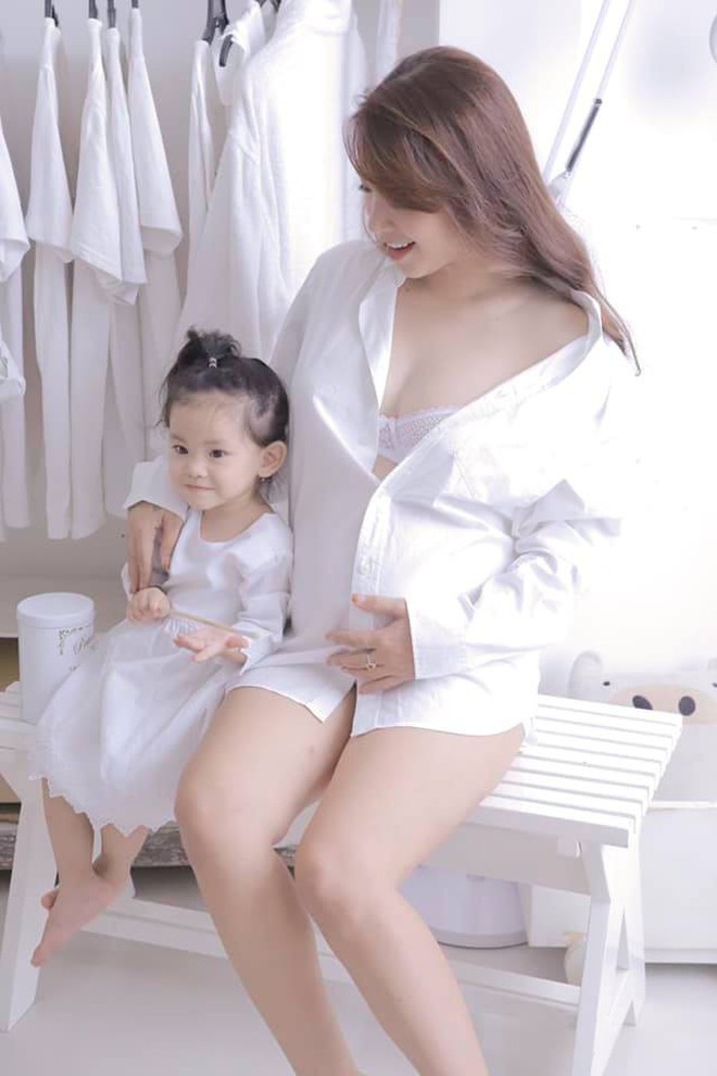 Hải Băng diện nội y gợi cảm, hạnh ph&#250;c khoe bụng bầu lớn b&#234;n hai nh&#243;c tỳ trước ng&#224;y l&#226;m bồn - Ảnh 3.