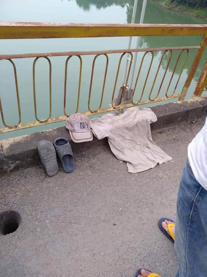 Cởi áo để lại trên cầu, người đàn ông nhảy xuống sông Lam tự tử - Ảnh 1.