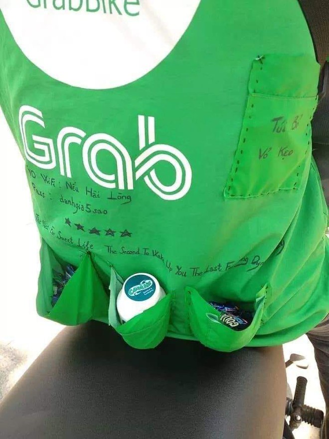 Dịch vụ chuẩn 5 sao của bác tài GrabBike: Wifi miễn phí, kẹo ăn mệt nghỉ, có túi bỏ vỏ cho đỡ hại môi trường - Ảnh 1.