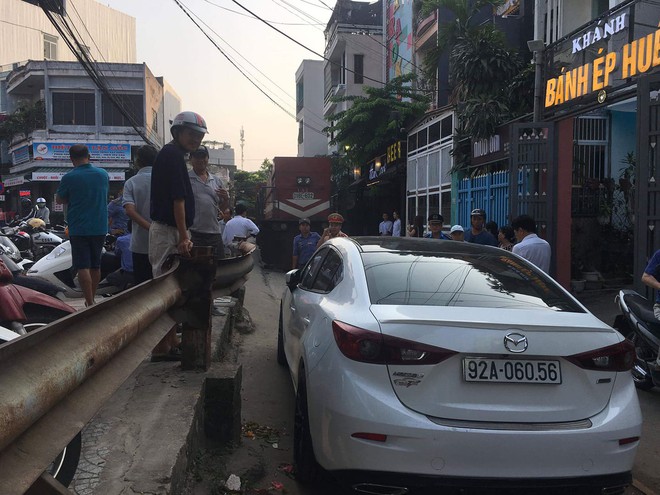 Đầu máy tàu hỏa mắc kẹt gần 2 tiếng vì ô tô đỗ giữa đường ray ở Đà Nẵng - Ảnh 3.