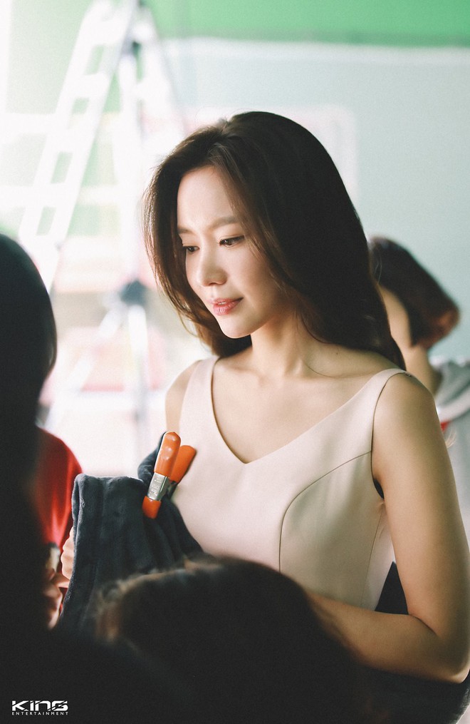 Ch&ugrave;m ảnh hậu trường g&acirc;y sốt của mỹ nh&acirc;n Sắc đẹp ng&agrave;n c&acirc;n: U40 vẫn trẻ đẹp kh&oacute; tin, chẳng thua g&igrave; Park Min Young - Ảnh 7.