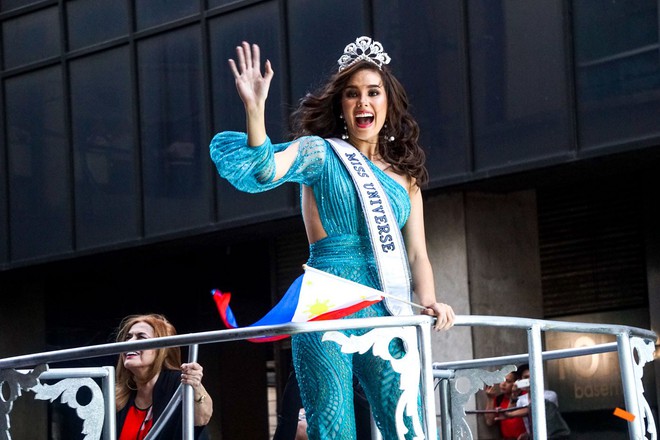 Hoa hậu Ho&agrave;n vũ 2018 Catriona Gray ch&iacute;nh thức l&ecirc;n tiếng về sự cố l&agrave;m g&atilde;y vương miện tiền tỉ, tiết lộ l&yacute; do kh&oacute; đỡ - Ảnh 3.