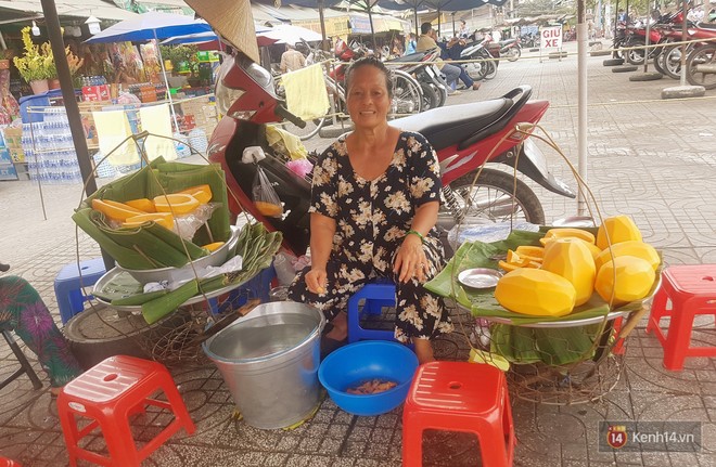 Hàng quán Sài Gòn: không cửa hàng, chẳng biển hiệu, có nơi chẳng nổi bộ bàn ghế nhưng vẫn tồn tại sương sương vài thập kỷ - Ảnh 4.