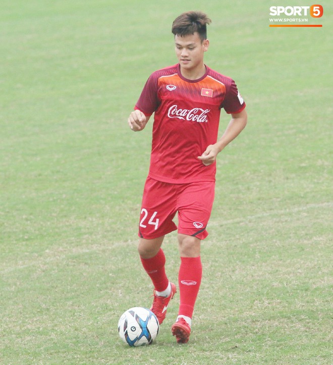 Chạnh l&ograve;ng h&igrave;nh ảnh Đ&igrave;nh Trọng theo d&otilde;i đồng đội tập luyện từ ph&ograve;ng thay đồ - Ảnh 9.