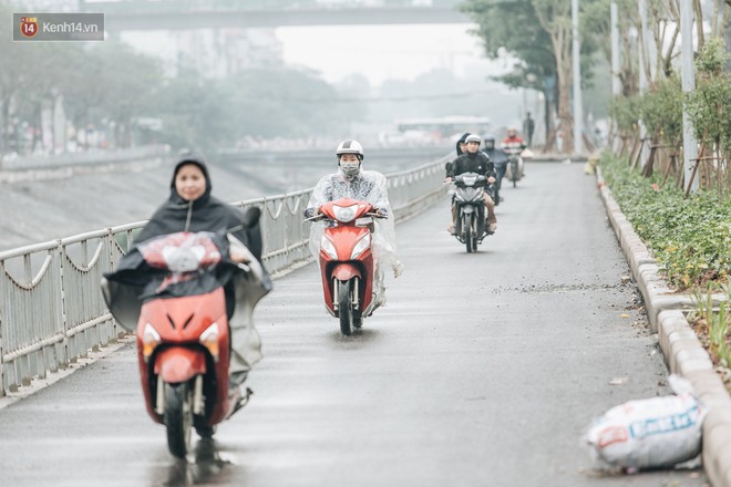 Đường đi bộ ven s&ocirc;ng T&ocirc; Lịch: Xe m&aacute;y phi ầm ầm d&ugrave; c&oacute; biển cấm, xe đạp vượt 3 h&agrave;ng r&agrave;o sắt trong ức chế - Ảnh 2.