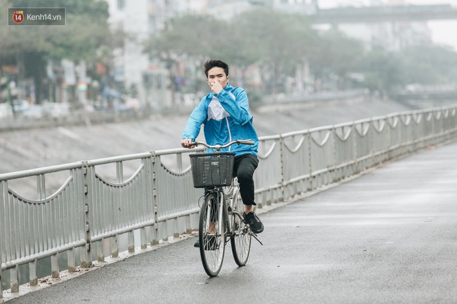 Đường đi bộ ven s&ocirc;ng T&ocirc; Lịch: Xe m&aacute;y phi ầm ầm d&ugrave; c&oacute; biển cấm, xe đạp vượt 3 h&agrave;ng r&agrave;o sắt trong ức chế - Ảnh 14.