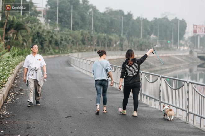 Đường đi bộ ven sông Tô Lịch: Xe máy phi ầm ầm dù có biển cấm, xe đạp vượt 3 hàng rào sắt trong ức chế - Ảnh 18.