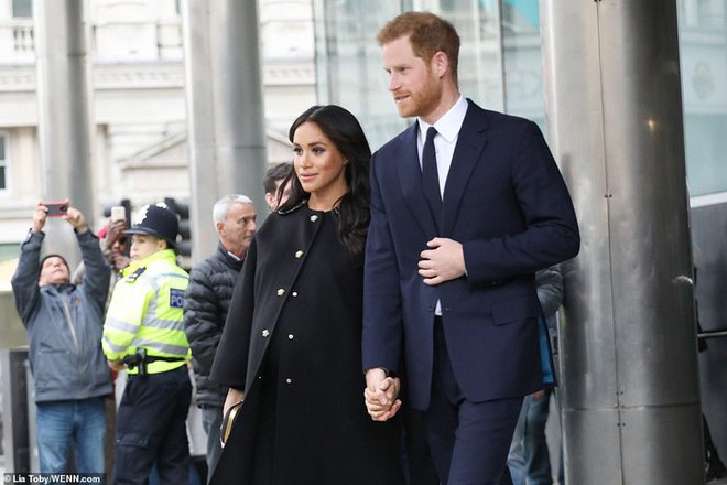 Mang thai tháng cuối, chân phù nề nhưng Meghan Markle vẫn quyết không làm mình xấu bằng cách này - Ảnh 4.