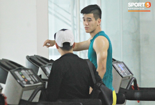 Chạnh l&ograve;ng h&igrave;nh ảnh Đ&igrave;nh Trọng theo d&otilde;i đồng đội tập luyện từ ph&ograve;ng thay đồ - Ảnh 5.