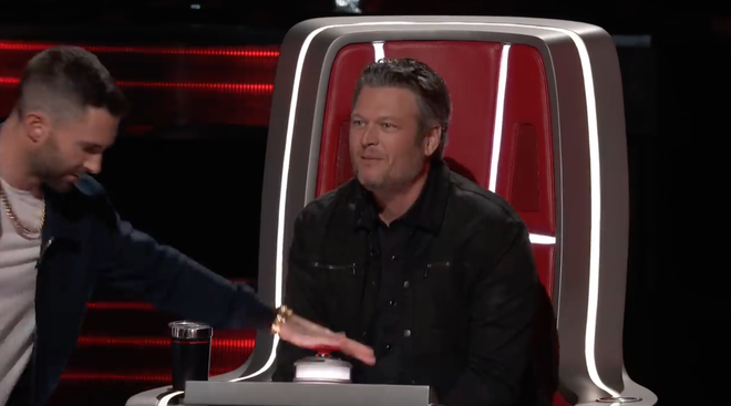 The Voice US: Blake làm gì để bị Adam xoay ghế ngược vào trong thế này? - Ảnh 4.