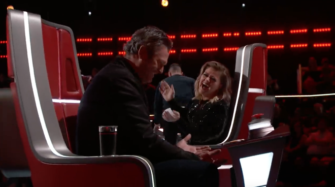 The Voice US: Blake làm gì để bị Adam xoay ghế ngược vào trong thế này? - Ảnh 6.