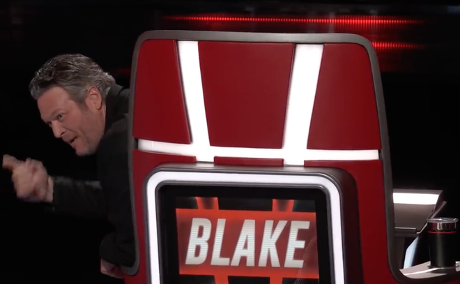 The Voice US: Blake làm gì để bị Adam xoay ghế ngược vào trong thế này? - Ảnh 8.