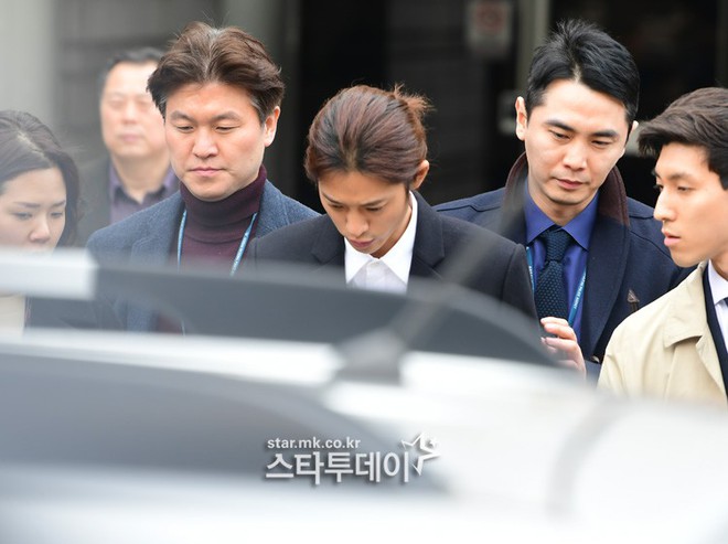 N&Oacute;NG: C&ocirc;ng bố h&igrave;nh ảnh Jung Joon Young bị tr&oacute;i chặt 2 b&ecirc;n, c&ograve;ng tay giải đến trại giam để chờ lệnh bắt - Ảnh 8.