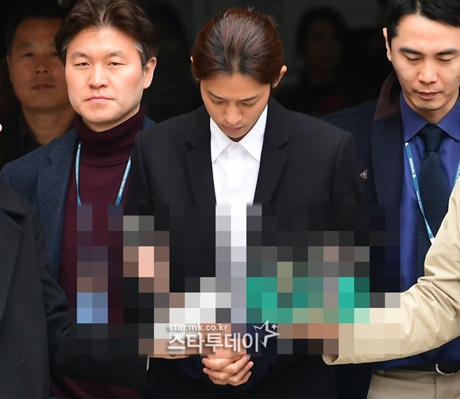 NÓNG: Công bố hình ảnh Jung Joon Young bị trói chặt 2 bên, còng tay giải đến trại giam để chờ lệnh bắt - Ảnh 2.