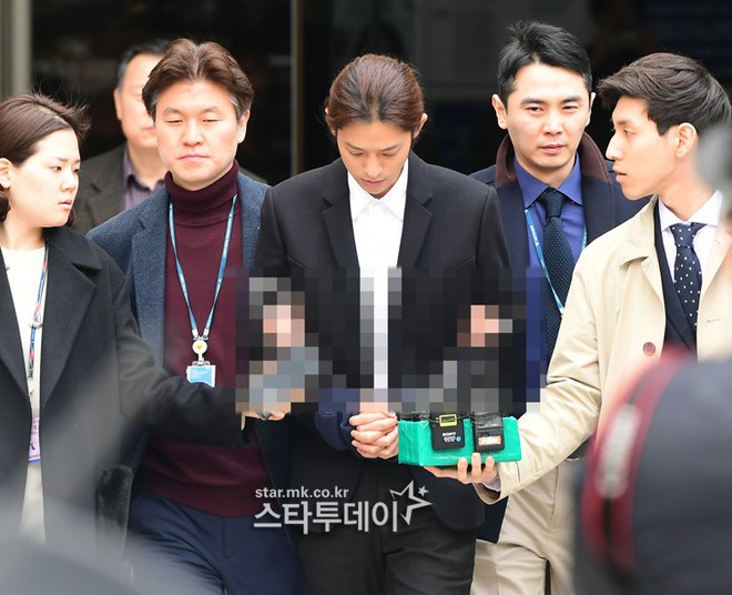 NÓNG: Công bố hình ảnh Jung Joon Young bị trói chặt 2 bên, còng tay giải đến trại giam để chờ lệnh bắt - Ảnh 1.