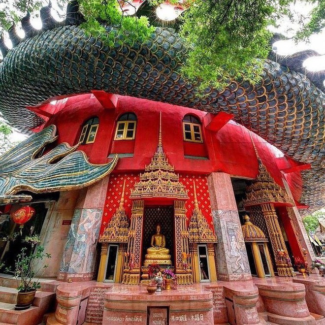 Thoạt nhìn cứ tưởng bối cảnh phim Hollywood nhưng hoá ra ngôi chùa này ở Thái lại hoàn toàn có thật! - Ảnh 4.