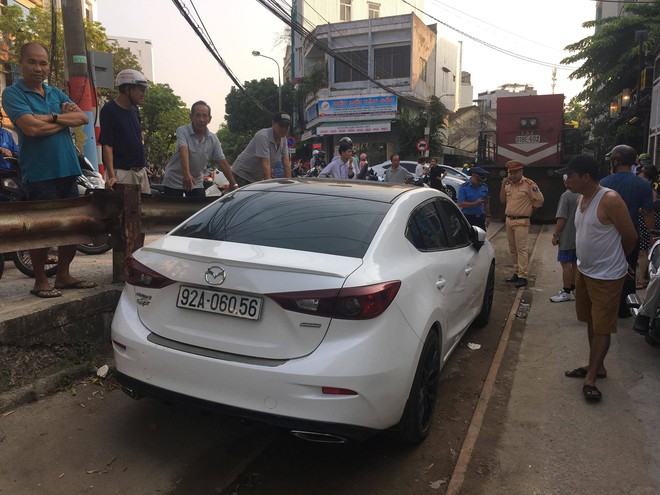 Tài xế đỗ ô tô giữa đường ray khiến đầu tàu lửa vào ga chậm 2 tiếng bị phạt 4 triệu - Ảnh 1.