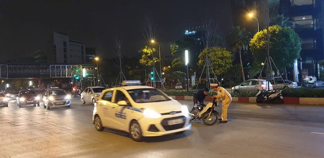 Danh tính nam tài xế gây tai nạn rồi dùng dao đâm nạn nhân trên phố Hà Nội - Ảnh 1.