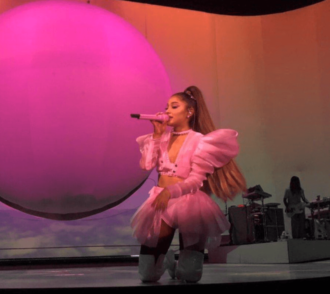 Từng b&ugrave;ng đẹp show ở Việt Nam l&agrave; thế, Ariana Grande giờ lại mặc hẳn đồ của NTK gốc Việt l&ecirc;n liveshow mới nhất - Ảnh 1.
