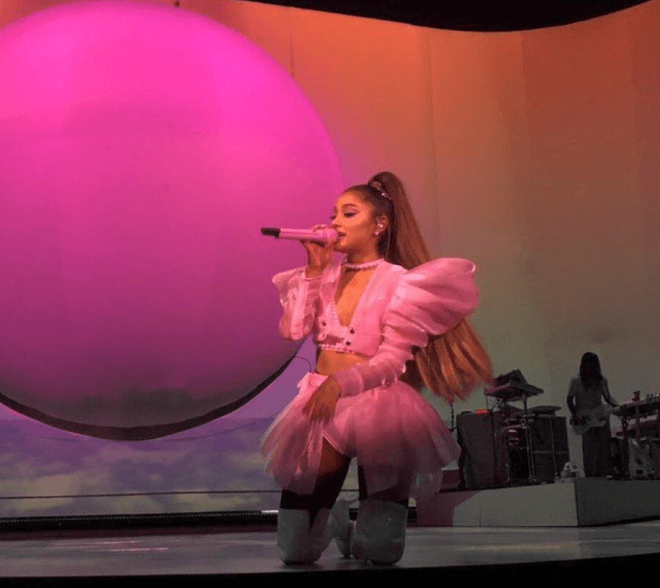 Từng bùng đẹp show ở Việt Nam là thế, Ariana Grande giờ lại mặc hẳn đồ của NTK gốc Việt lên liveshow mới nhất - Ảnh 1.