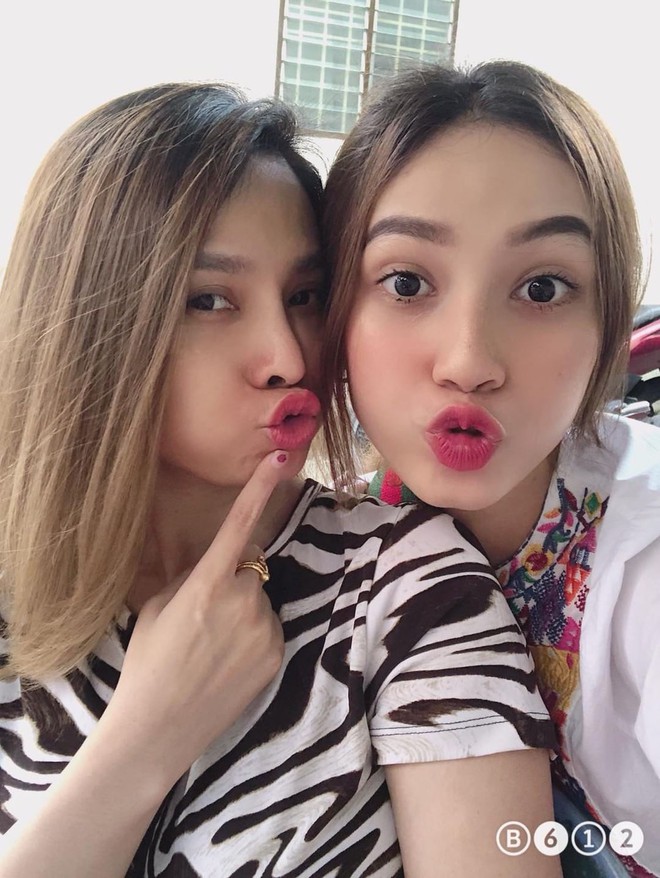 Selfie c&ugrave;ng con g&aacute;i 19 tuổi, mẹ trẻ U40 tung hoả m&ugrave; v&igrave; nhan sắc hack tuổi đỉnh cao - Ảnh 1.