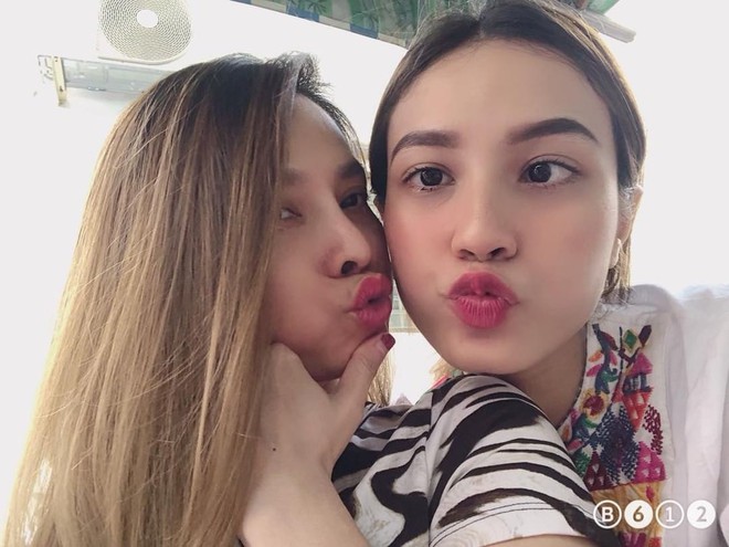Selfie c&ugrave;ng con g&aacute;i 19 tuổi, mẹ trẻ U40 tung hoả m&ugrave; v&igrave; nhan sắc hack tuổi đỉnh cao - Ảnh 4.