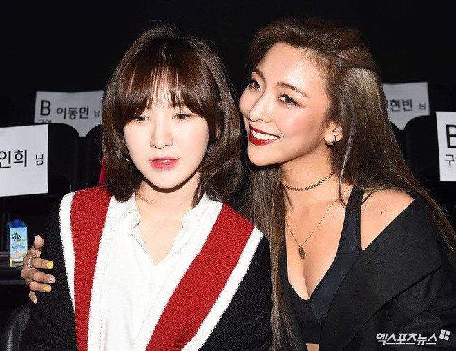 Wendy (Red Velvet) và Luna f(x) trong một khung hình: Cô em thiện lành bao nhiêu, cô chị nhìn gắt bấy nhiêu - Ảnh 1.