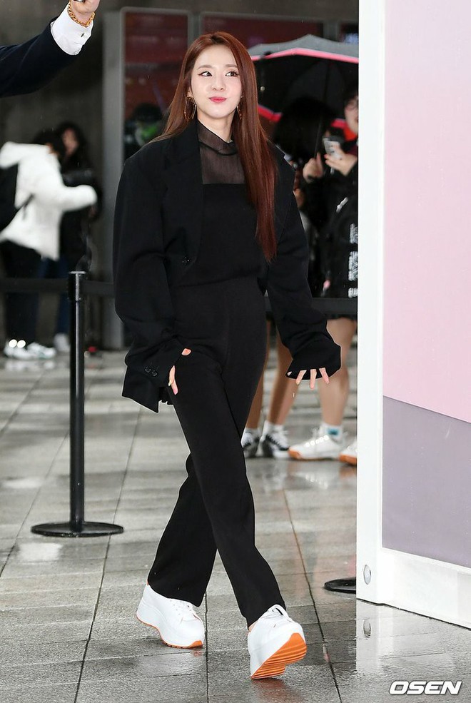 Seoul Fashion Week: Luna f(x) mặc như đi tập gym, makeup già như cô của Wendy (Red Velvet) dù chỉ hơn đúng 1 tuổi - Ảnh 4.