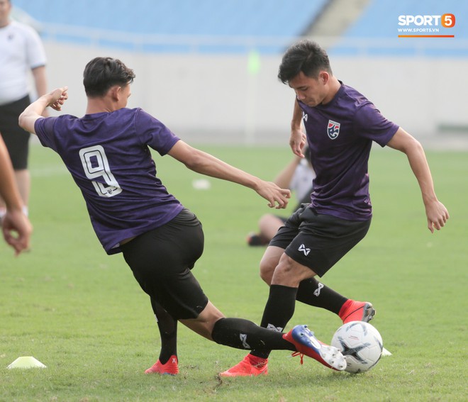 Hai thần đồng bóng đá Thái Lan thoải mái thích ứng sân Mỹ Đình trước ngày đấu U23 Indonesia - Ảnh 2.