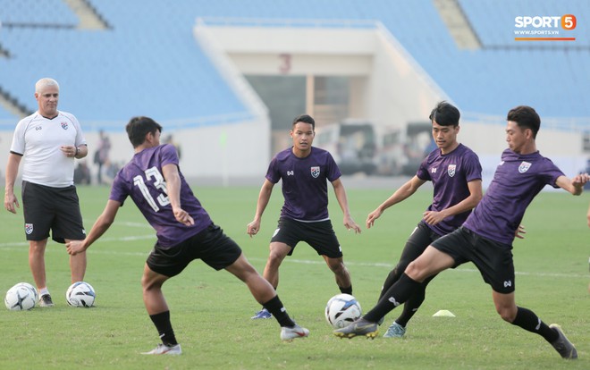 Hai thần đồng bóng đá Thái Lan thoải mái thích ứng sân Mỹ Đình trước ngày đấu U23 Indonesia - Ảnh 4.