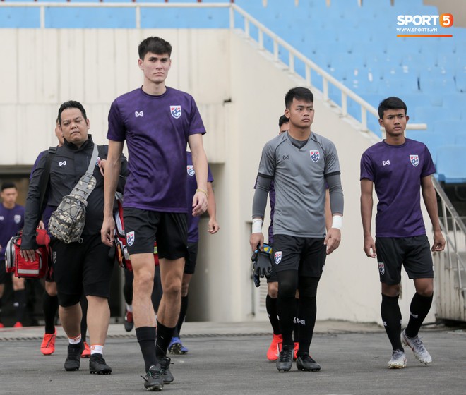 Hai thần đồng bóng đá Thái Lan thoải mái thích ứng sân Mỹ Đình trước ngày đấu U23 Indonesia - Ảnh 5.