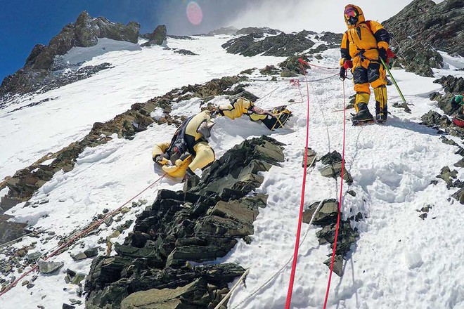 Biến đổi khí hậu đã hé lộ sự thật rợn người ngay trên ngọn núi Everest - Ảnh 3.
