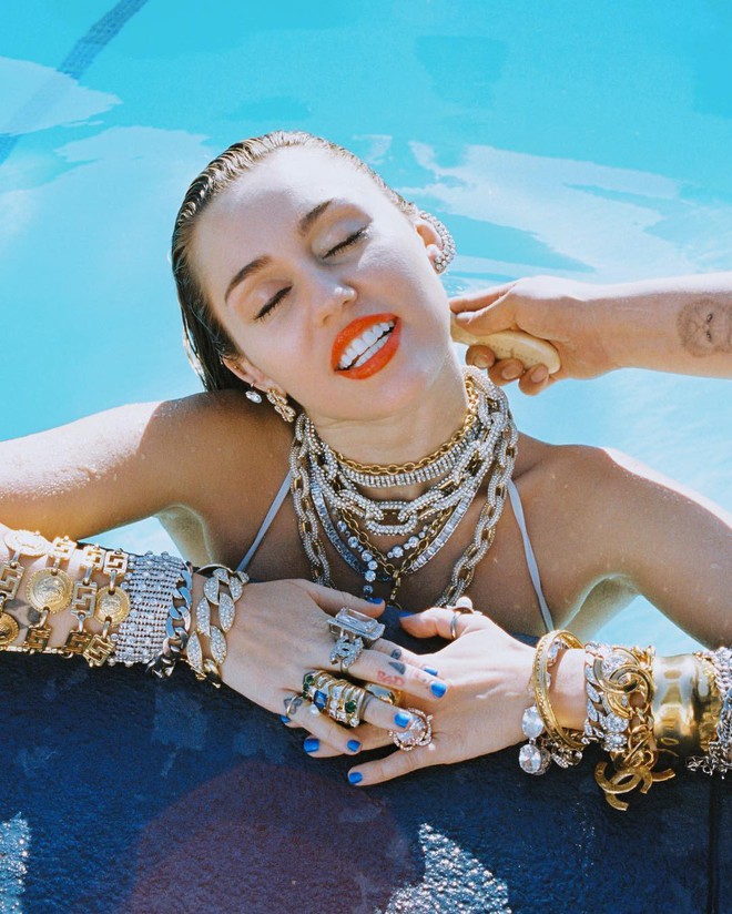 Không còn là Hannah hay cô ca sĩ nổi loạn, Miley Cyrus cuối cùng đã đạt đến thời kỳ đỉnh cao nhan sắc hậu kết hôn - Ảnh 3.