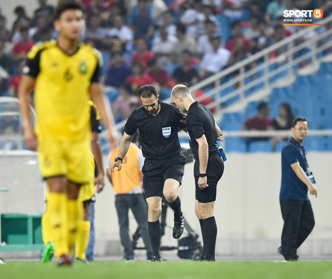 Hy hữu: Trọng t&agrave;i điều khiển trận đấu của U23 Việt Nam su&yacute;t phải rời s&acirc;n v&igrave;... chấn thương - Ảnh 7.