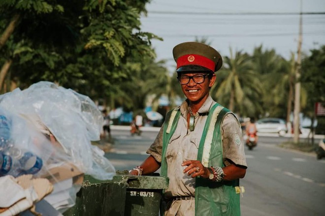 Nụ cười lạc quan tỏa nắng của người đàn ông bên chiếc xe nặng trĩu ve chai khiến nhiều người thấy nhẹ lòng giữa đầy rẫy lo toan - Ảnh 4.