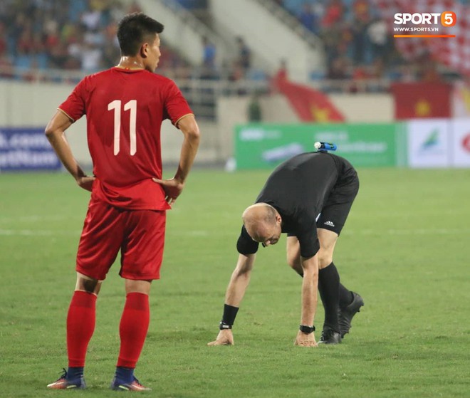 Hy hữu: Trọng t&agrave;i điều khiển trận đấu của U23 Việt Nam su&yacute;t phải rời s&acirc;n v&igrave;... chấn thương - Ảnh 4.