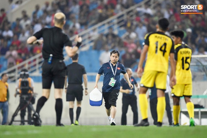 Hy hữu: Trọng t&agrave;i điều khiển trận đấu của U23 Việt Nam su&yacute;t phải rời s&acirc;n v&igrave;... chấn thương - Ảnh 5.