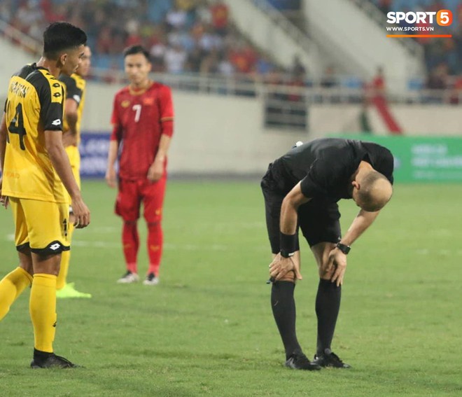 Hy hữu: Trọng t&agrave;i điều khiển trận đấu của U23 Việt Nam su&yacute;t phải rời s&acirc;n v&igrave;... chấn thương - Ảnh 2.