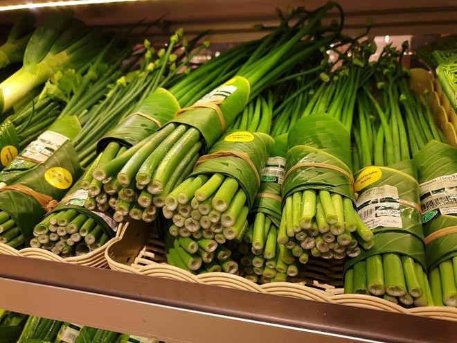Giải pháp cực hay: cửa hàng ở Chiang Mai dùng lá chuối bọc thực phẩm để hạn chế túi nhựa - Ảnh 3.