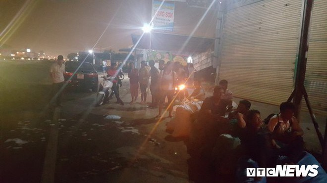 Xe kh&aacute;ch ch&aacute;y ng&ugrave;n ngụt, h&agrave;ng chục h&agrave;nh kh&aacute;ch đập cửa tho&aacute;t th&acirc;n - Ảnh 2.