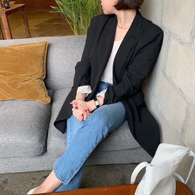 C&oacute; đến 4 style kh&aacute;c nhau từ cặp b&agrave;i tr&ugrave;ng quần jeans + blazer phục vụ c&aacute;c chị em c&ocirc;ng sở - Ảnh 1.